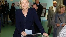 éfka krajn pravicové Národní fronty Marine Le Penová u volební urny. (23. 3.
