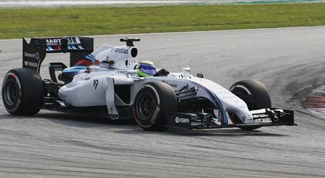 Felipe Massa najídí do zatáky ve Velké cen Malajsie.