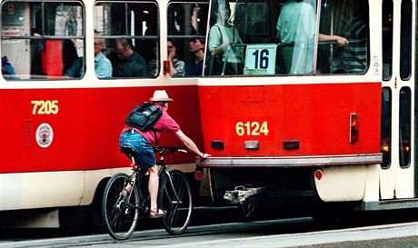 Cyklisté budou moci své jízdní kolo pepravovat v tramvajích i dopoledne. Ilustraní snímek