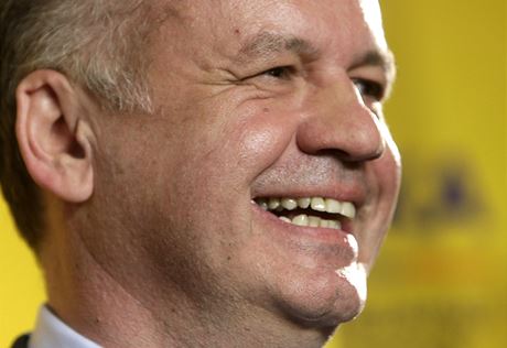 Andrej Kiska oslavuje vítzství v druhém kole prezidentských voleb.