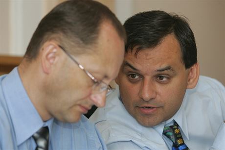 Jindich Sznapka (vpravo) v roce 2006 jet jako starosta eského Tína. Vedle...
