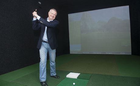 Soust nov klubovny v Ostrosk Nov Vsi jsou tak dva golfov trenaery....