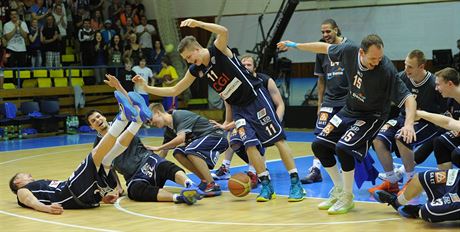 Díntí basketbalisté slaví výhru nad Ústím.