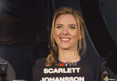 Scarlett Johanssonová na tiskové konferenci ped londýnskou premiérou (20....