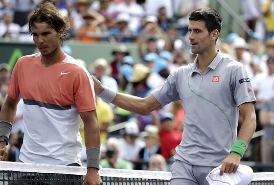 TO NIC. Novak Djokovi utuje Rafaela Nadala po finále na turnaji v Miami.