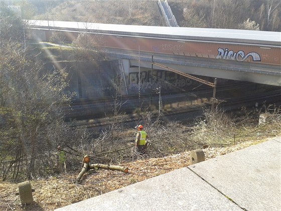 Výstavba elezniní zastávky Praha-Kaerov zaala úpravou terénu.