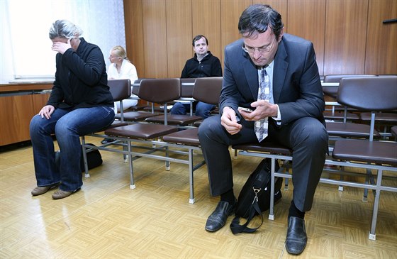 Ivo Žurek před vyhlášením rozsudku, vlevo se skrývá další odsouzená Jiřina...