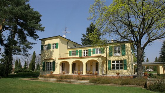 Vilu u soutoku Lužnice a Kozského potoka navrhl architekt Petr Kropáček.