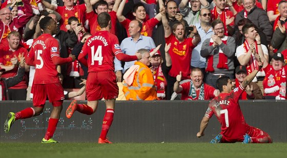 Luis Suarez slaví se spoluhrái z Liverpoolu svj gól do sít Tottenhamu.