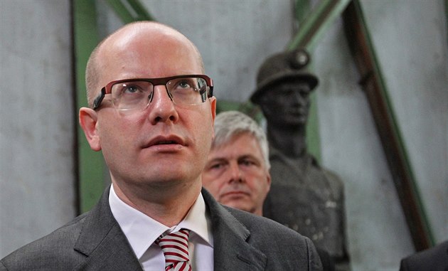 Premiér Bohuslav Sobotka p�i náv�t�v� uranového dolu v Dolní Ro�ínce.