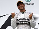 DECENTN ASTNÝ. Rozzáený Lewis Hamilton po triumfu ve Veké cen Malajsie.