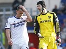 Branká Petr ech a obránce John Terry z Chelsea jsou zklamaní po poráce.