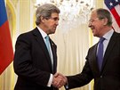 Americký ministr zahraniní John Kerry si potásá rukou se svým ruským...