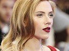 Thotná Scarlett Johanssonová na britské premiée filmu Captain America: Návrat...