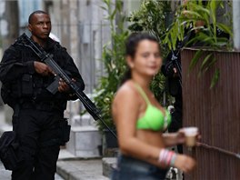 Brazilské bezpenostní jednotky obsadily rozlehlý slum Mare poblí Rio de...