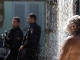 Brazilské bezpenostní jednotky obsadily rozlehlý slum Mare poblí Rio de...