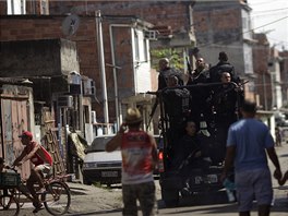 Brazilské bezpenostní jednotky obsadily rozlehlý slum Mare poblí Rio de...