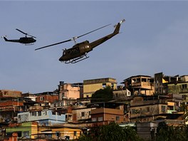 Brazilské bezpenostní jednotky obsadily rozlehlý slum Mare poblí Rio de...