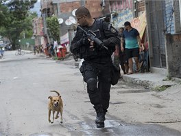 Brazilské bezpenostní jednotky obsadily rozlehlý slum Mare poblí Rio de...