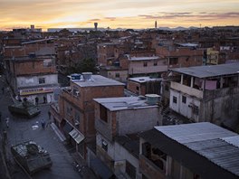 Brazilské bezpenostní jednotky obsadily rozlehlý slum Mare poblí Rio de...