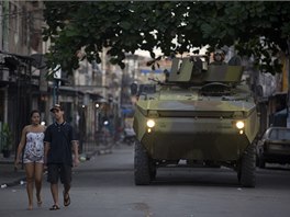 Brazilské bezpenostní jednotky obsadily rozlehlý slum Mare poblí Rio de...