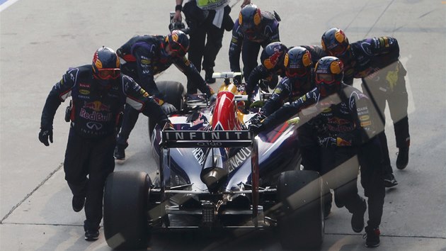 ZPÁTKY DO BOX.. Daniel Ricciardo z Red Bullu ml smlu. Ve Velké cen Malajsie