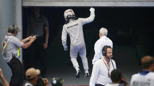 VTZN POSKOEN. Lewis Hamilton se raduje po Velk cen Malajsie.