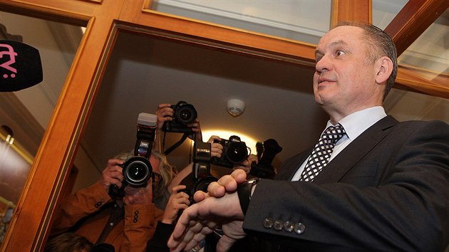 Prezidentsk kandidt Andrej Kiska pichz 29. bezna veer do sv volebn centrly v Bratislav.