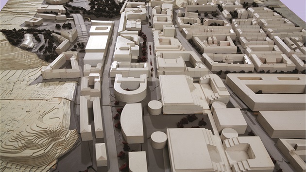 Model pestavby Smíchova - pohled od jihu s objemy nových staveb na dráních