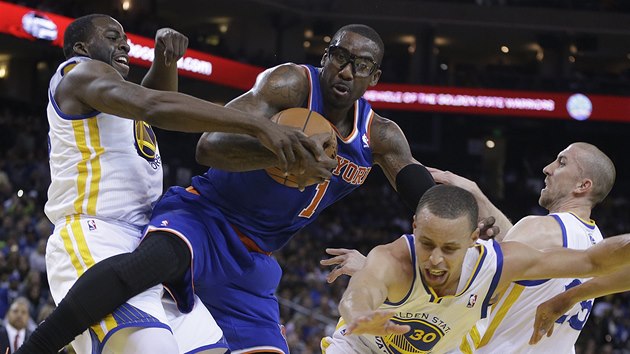 Amar'e Stoudemire z New York Knicks se bije s obranou Golden State Warriors. 