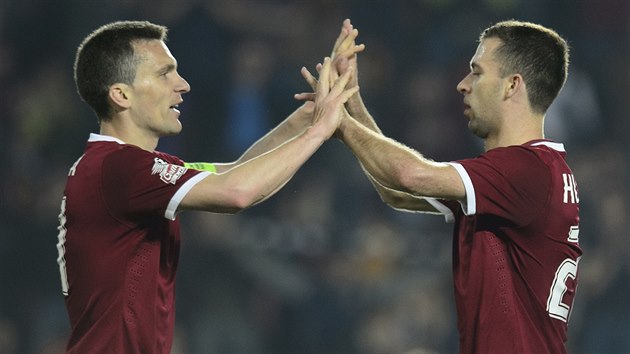 DOB�E! Spar�an�tí fotbalisté David Lafata (vlevo) a Josef Hu�bauer se radují z...