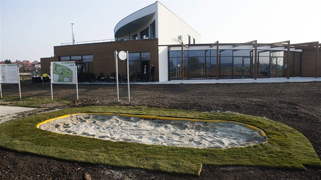 Za čtyřicet milionů korun vyrostla v Ostrožské Nové Vsi moderní golfová klubovna a odpaliště.