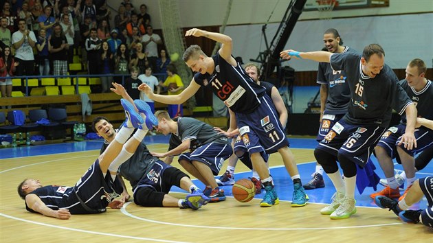 Díntí basketbalisté slaví výhru nad Ústím.