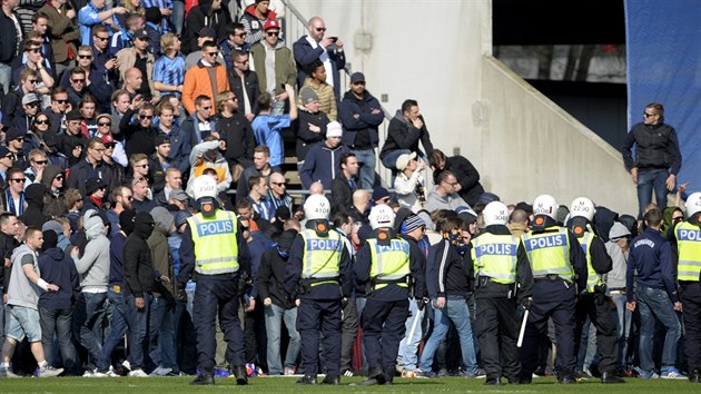 védská policie zasahuje proti fanoukm klubu Djurgarden bhem zápasu s...
