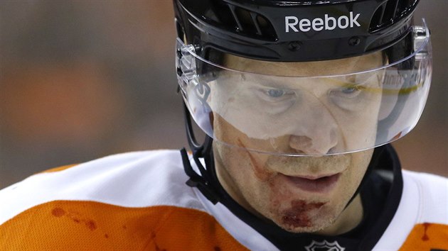 Kimmo Timonen z Philadelphie si z utkn s Bostonem odnesl krvav zrann.