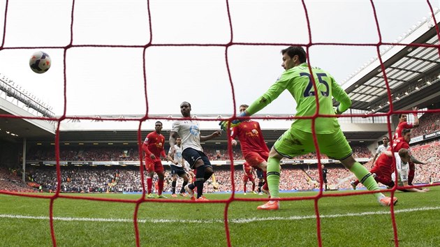 Tottenhamsk brank Hugo Lloris inkasuje v utkn s Liverpoolem.