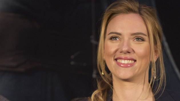 Scarlett Johanssonov na tiskov konferenci ped londnskou premirou (20. bezna 2014).