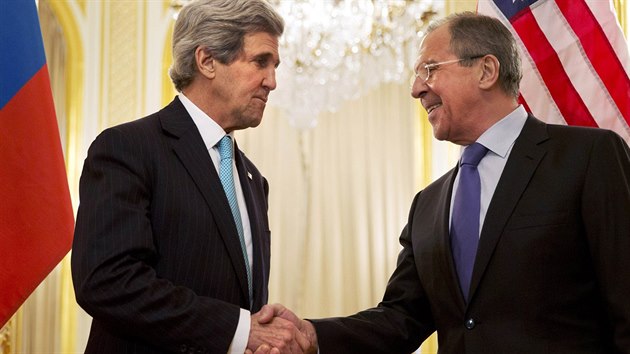 Americký ministr zahraniční John Kerry si potřásá rukou se svým ruským protějškem Sergejem Lavrovem před jejich schůzkou v Paříži. (31. března 2014)