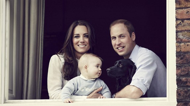 Princ William, jeho manelka Kate a syn princ George s jejich psem Lupem...