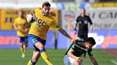 Jan Ho�ek z Teplic fauluje jabloneckého Luká�e T�e��áka.