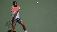 Rafael Nadal odvrací úder Novaka Djokovie ve finále turnaje v Miami.