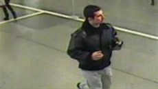 Mue podezelého z krádee smnky zachytily kamery v metru