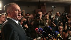 Nový slovenský prezident Andrej Kiska mluví s novinái poté, co jeho soupe...