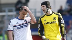 Branká Petr ech a obránce John Terry z Chelsea jsou zklamaní po poráce.