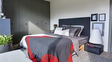 Velká postel je sestavená z palet a doplnná o alounná záda a kvalitní vysoké...