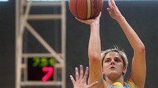 Jelena Dubljevičová z USK Praha střílí na koš Slovanky.