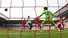Tottenhamský branká Hugo Lloris inkasuje v utkání s Liverpoolem.