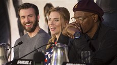 Chris Evans, Scarlett Johanssonová a Samuel L. Jackson na tiskové konferenci...