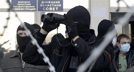 Maskovaní mui, keí obsadili sídlo gubernátora v Doncku (8. dubna 2014)