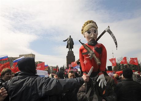 Proruská demonstrace v centru Charkova 30. bezna 2014.